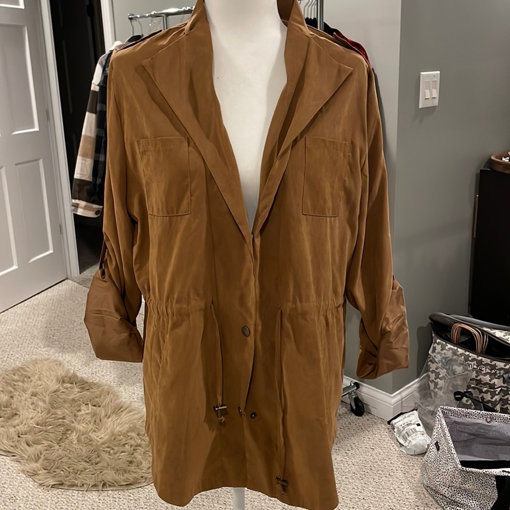 Sz M Umgee tan suede jacket. Sleeves button up. Functional drawstring.